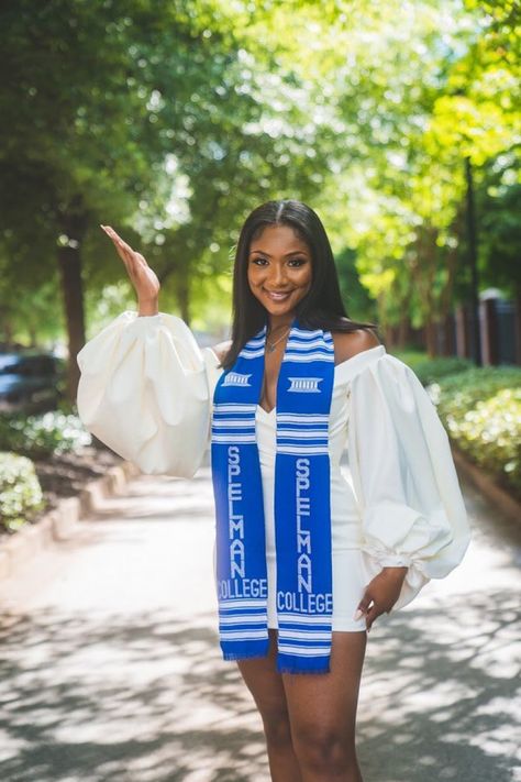 Spelman College Graduation Pictures, Spelman Graduation Pictures, Zeta Graduation Pictures, Spelman College Photoshoot, Spelman College Aesthetic, Hbcu Aesthetic, Healing Stage, Graduation Pictures Outfits, Graduation Ceremony Outfit