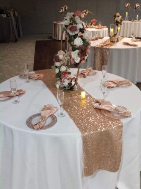 Elegant Rose Gold Wedding Decor, Sweet 16 Table Centerpieces Rose Gold, White Wedding Dress With Rose Gold Accents, Rose Gold Table Runner Centerpiece Ideas, Rose Gold Backdrop Ideas, Rose Gold Table Setting Wedding, Rose Gold Dinner Table Decor, Rose Gold Table Decorations, Rose Gold Table Setting