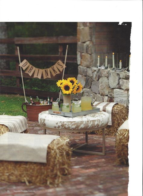 Idea for rustic/country/western/farm outdoor party seating and decor Farmyard Party, October Baby Showers, Party Seating, Southern Lady, Hay Bales, Farm Style, Entertaining Ideas, Fabulous Fall, Bbq Party