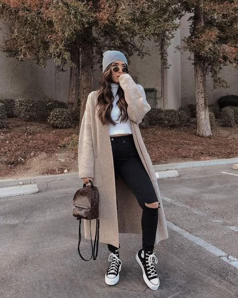 Así se usan los tenis en 2021 | Looks con tenis 2021 | ActitudFem Pose In Winter Outfit, Turtle Neck Under Crew Neck Outfit, Oversized Longsleeves Outfit Women, Trendy Fall Outfits, Causual Outfits, Sporty Outfits, Mode Inspo, Casual Winter Outfits, Outfit Inspo Fall