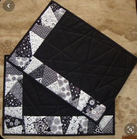 Quilted Placemat Patterns, Black And White Quilts, White Quilts, Mug Rug Patterns, Quilted Table Runners Patterns, Place Mats Quilted, Placemats Patterns, Quilted Table Toppers, Table Runner Pattern