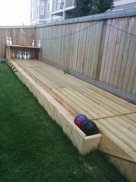 25 money-saving diy backyard projects…to transform your space!! Diy Bowling, Diy Backyard Ideas, Backyard Upgrades, Taman Air, Crazy House, Bowling Balls, Ideas Backyard, Yard Games, Backyard Games