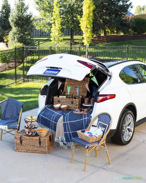 Stylish Tailgating Ideas and Tips Car Picnic Ideas, Truck Picnic, Cute Throw Blankets, Tailgate Decor, Polo Ideas, Car Picnic, Tailgating Ideas, Picnic Supplies, Night Picnic