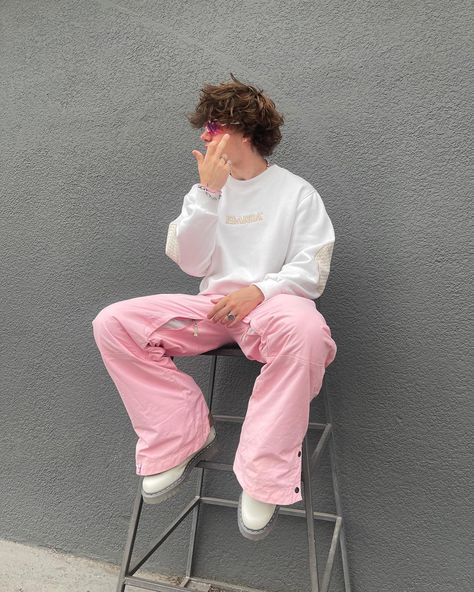 Tom Domingues | Boys wear pink too 💘 | Instagram Pink Jeans Outfit, Soft Boy Outfits, Instagram Boys, Jeans Outfit Men, Harajuku Men, Streetwear Inspiration, Color Blocking Outfits, Pink Men, Boys Wear