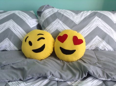 Super cute and easy DIYs emoji pillows.❤️ By: Héctor Alberto Emoji Pillows, Easy Diys, Garden Route, Pluto The Dog, Easy Diy, Super Cute, Pillows, Disney Characters, Disney