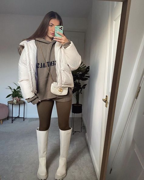 𝕸𝖆𝖉𝖉𝖞 on Instagram: “Is it giving more roadman or Michelin man?” White Rain Boots Outfit, Rubber Boots Outfit, Cream Boots Outfit, Platform Boots Outfit, Rainboots Outfit, Rain Boot Outfit, White Boots Outfit, H&m Boots, Rain Outfit