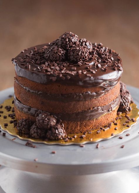 Chocolate Brigadeiro Cake by Paulo Rocha | CREME: Step-by-Step Video Recipes Brigadeiro Cake, Chocolate Brigadeiro, Dark Chocolate Orange, Chocolate Sponge Cake, Chocolate Sponge, Chocolate Sprinkles, Video Recipes, Large Tray, Chocolate Orange