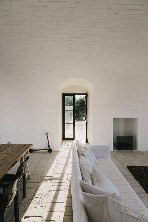 Masseria Moroseta, Interior Design Minimalist, Interior Minimalista, Italian Countryside, Design Blogs, Design Websites, Traditional Building, Design Industrial, White Furniture