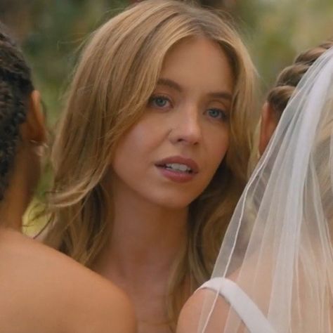 Bea (anyone but you 2023) Bea Anyone But You, Anyone But You Aesthetic, Sydney Sweeney Hair Anyone But You, Sydney Sweeney Anyone But You, Anyone But You, Blackbird Song, Romcom Movies, Cassie Howard, Sydney Sweeney