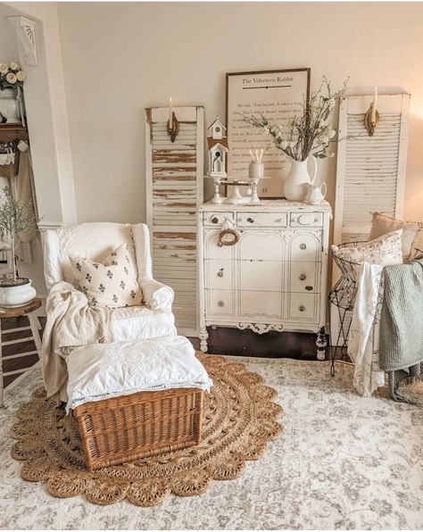 Antique Living Room Ideas, Antique Living Room, Monochromatic Room, Shabby Chic Farmhouse, Nursery Room Inspiration, Family Room Decorating, Farmhouse Decor Living Room, Country Farmhouse Decor, Farmhouse Style Decorating