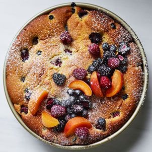 olive oil cake with summer fruit Summer Fruit Recipes, Olive Oil Cake Recipe, Sommer Mad, Oil Cake, Slow Cooker Desserts, Olive Oil Cake, Summer Cakes, Berries Recipes, Summer Fruit