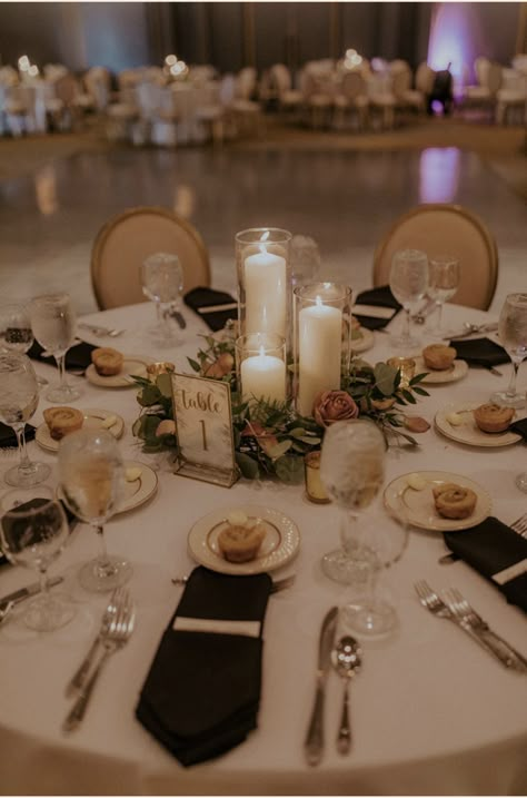 Round Table Centerpieces Wedding, Wedding Tablescapes Round, Wedding Table Centerpieces Elegant, Wedding Table Decorations Elegant, Round Table Centerpieces, Timeless Wedding Decor, Head Table Wedding Decorations, Round Wedding Tables, Upscale Wedding