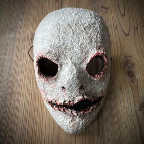 Scary Paper Mache Mask, Horror Custome Halloween, Scary Halloween Masks Diy, Horror Mask Design, Creepy Masks Diy, Halloween Mask Ideas Diy, Paper Mache Halloween Mask, Scary Mask Ideas, Diy Scary Mask