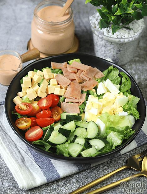 Chef Salad with Thousand Island Dressing Thousand Island Salad, Island Salad, Vegetarian Taco Salad, Crusty Bread Rolls, Homemade Thousand Island Dressing, Chef Salad Recipes, Peach Kitchen, Chef Salad, Thousand Island