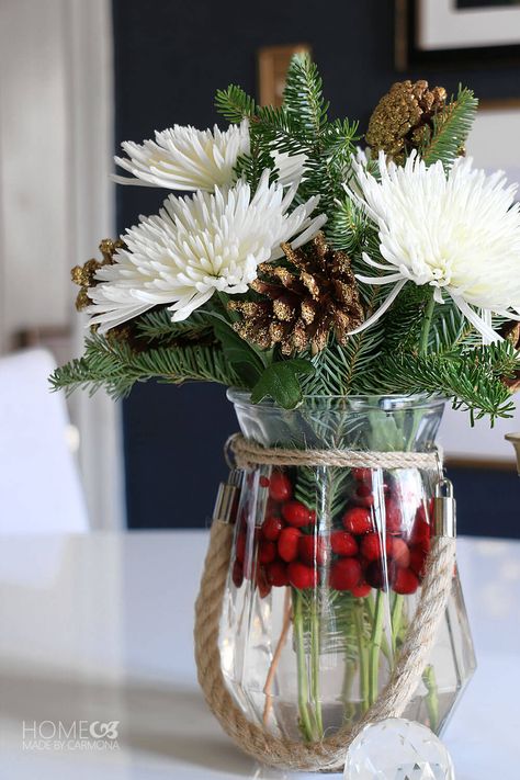 Learn how to arrange a gorgeous holiday bouquet that smells as good as it looks! | Home Made by Carmona  #christmas #holiday #bouquet #flowers #flowerarrangement Holiday Bouquet, Christmas Centers, Christmas Bouquet, Christmas Flower Arrangements, Christmas Floral Arrangements, Christmas Centerpieces Diy, Christmas Arrangements, Home Inspo, Christmas Tablescapes