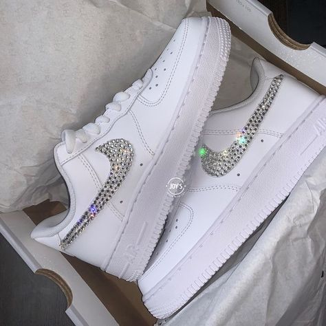 Swarovski Nike, Bedazzled Shoes, Nike Signs, Crystals Wedding, White Air Force 1, Nike Shoes Air Force, Wedding Sneakers, Custom Nike Shoes, Wedding Shoes Bride