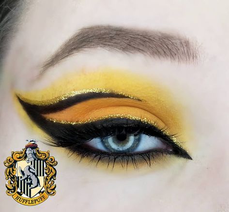 Deadpool Eyeshadow, Harry Potter Halloween Makeup, Hufflepuff Makeup, Maquillage Harry Potter, Harry Potter Hairstyles, Hp Wedding, Gold Lashes, Harry Potter Makeup, Brown Foundation