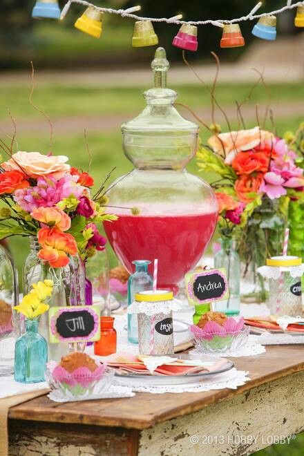 cute tablescape Summer Garden Party Decorations, Summer Garden Decorations, Garden Party Decorations Diy, Diy Garden Party, Outdoor Table Decor, Summer Party Decorations, Garden Party Decorations, Summer Garden Party, Pallets Garden