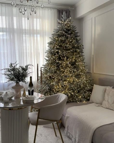 White Christmas Decor Aesthetic, Christmas Tree Apartment, Christmas Tree Living Room, Christmas Interior Design, Christmas Dreaming, Cozy Christmas Decor, Christmas Interiors, Christmas Themes Decorations, Christmas Tree Inspiration