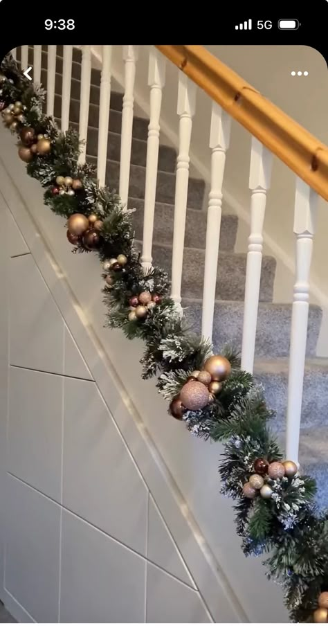 Christmas Banister, Christmas Staircase Decor, Christmas Stairs, Christmas Staircase, Christmas Decorations Easy, Staircase Decor, White Christmas Trees, Christmas Themes Decorations, Christmas Paper Crafts