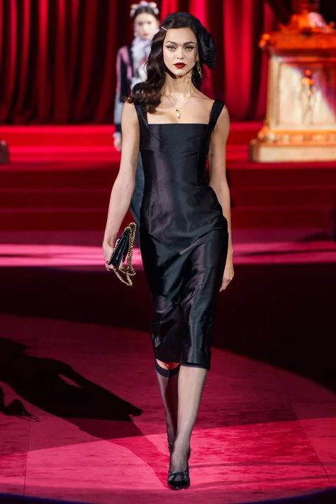 Dolce & Gabbana Fall 2019 Ready-to-Wear Collection | Vogue Dolce And Gabbana Runway, Dolce And Gabbana Fashion, Dolce Gabbana Dress, Dolce E Gabbana, Fashion Show Collection, Fashion Over 50, Vogue Paris, Dolce & Gabbana, Pink Fashion