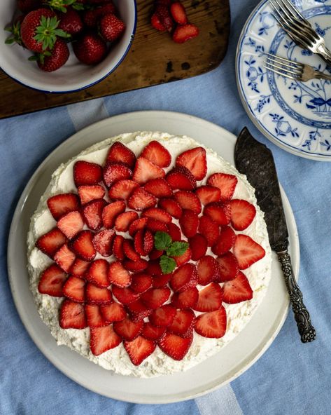 Swedish Midsummer, Swedish Fika, Springform Pan Cake, Swedish Summer, Norwegian Food, Strawberry Cake Recipes, Scandinavian Food, Summer Cakes, Strawberry Filling