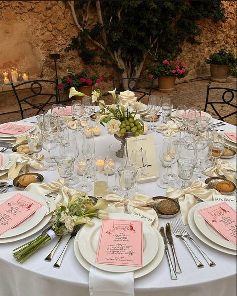 Peru Wedding, Wedding Dinner Table Setting, Portuguese Wedding, Modern Wedding Flowers, Birthday Dinner Party, Wedding Types, Reception Dinner, Dinner Table Setting, Table Scape