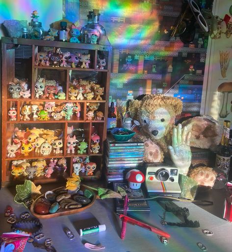 i <3 my littlest pet shop setup Lps Storage Ideas, Littlest Pet Shop Display, Lps Display Ideas, Lps Room Ideas, Lps Display, Lps Houses, Lps House, My Littlest Pet Shop, Artsy Room