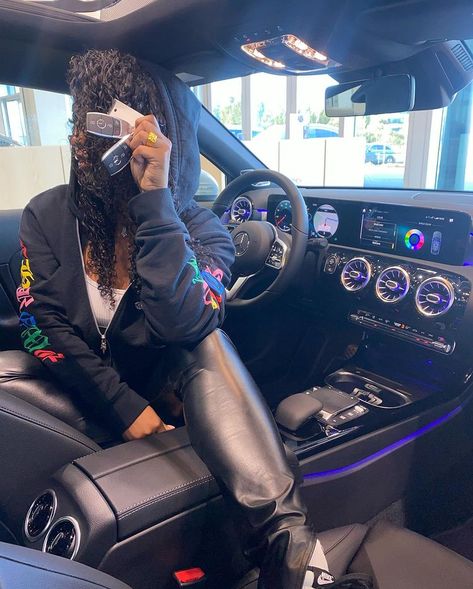 New Car Picture, Highschool Life, Mercedes Girl, Luxury Life Aesthetic, Skincare Summer, Black Girls Luxury Lifestyle, Luxury Aesthetics, Car Poses, Girls Driving