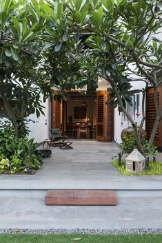 Beautiful Garden House, Relaxing Yard Ideas, Home Design With Garden, White And Green House, Bungalow Veranda, House Yard Design, Frangipani Garden, Garden Bungalow, Tropical Bungalow