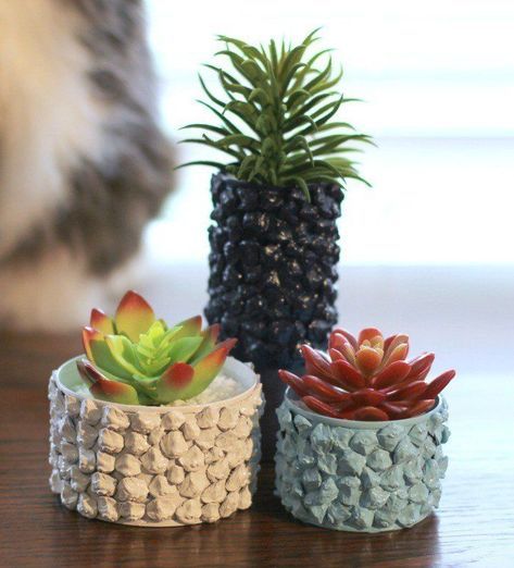 Decorate Tin Cans, Upcycled Planter, Colorful Planters, نباتات منزلية, Tin Can Crafts, Astuces Diy, Tin Cans, Diy Planters, Upcycled Crafts