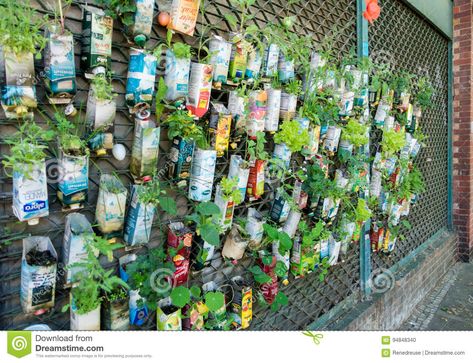 Diy Garden Ideas For Kids, Gardening Background, Garden Ideas For Kids, Food Scarcity, Guerilla Gardening, City Editorial, Guerrilla Gardening, Urban Agriculture, Berlin City