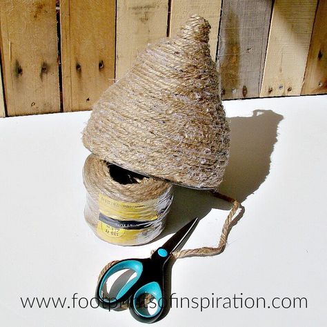 I love this easy DIY beehive tutorial. It'll look great on my front porch in several different sizes. Beehive Hat Diy, Beehive Tutorial, Bee Keeper Hat, Bee Hives Diy, Bee Hat, Bee Wings, Honey Diy, Honey Bee Decor, Rope Projects