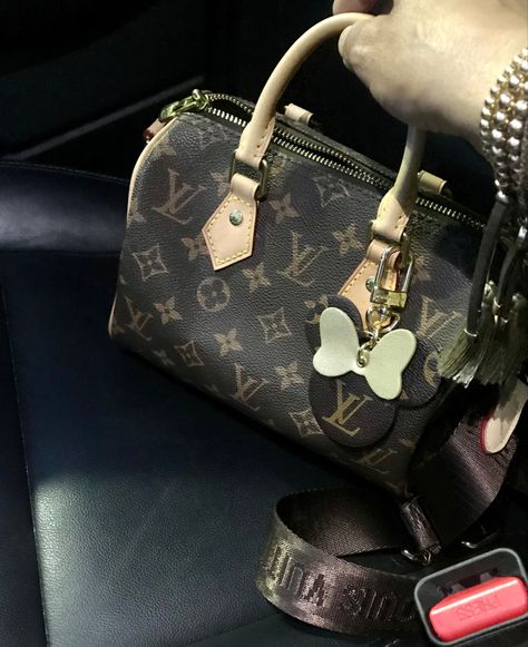 Speedy 20 Louis Vuitton, Lv Keychain, Marmont Super Mini, Boss Moves, Girly Tingz, Designer Purses And Handbags, Lv Speedy, Trendy Purses, Dream Bags