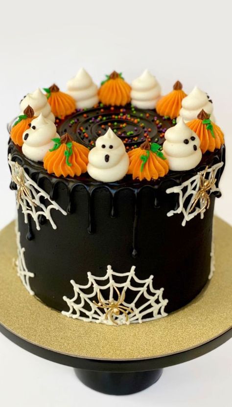 Cake Ideas Chocolate, Halloween Cake Design, Cute Halloween Cakes, Spooky Movie Night, Scary Halloween Cakes, Halloween Birthday Cake, Horror Cake, Halloween Cake Ideas, Scary Cakes