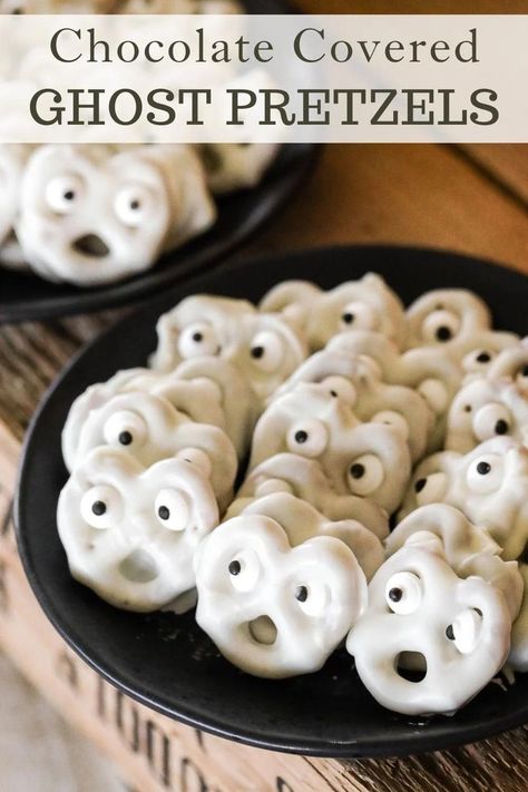 Looking for easy and festive Halloween treats that your kids will love? These ghost white chocolate covered pretzels are scary cute and delicious too! Plus, they only take about 10 minutes to make. To find out how to make them visit Sugar Maple Farmhouse. Chocolate Pretzels Halloween, Ghost Pretzels, Ghost Desserts, Ghost Chocolate, Chocolate Covered Pretzels Halloween, White Pretzels, Chocolate Covered Pretzels Recipe, Fun Halloween Desserts, Halloween Pretzels