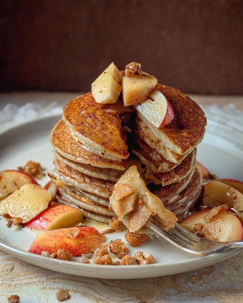 🍏 Apple Cinnamon Oatmeal Pancakes 🥞 The perfect breakfast treat for autumn mornings, these apple cinnamon oatmeal pancakes are warm, fluffy, and have all the flavors of fall. Ingredients: 1 cup rolled oats 1 cup flour 1 tablespoon baking powder 1 teaspoon cinnamon 1/4 teaspoon nutmeg 1/4 teaspoon salt 1 cup milk (or non-dairy alternative) 1 egg 1/4 cup applesauce 1 tablespoon maple syrup 1 grated apple Directions: 1️⃣ In a large bowl, mix the oats, flour, baking powder, cinnamon, nutmeg, a... Autumn Pancakes, Apple Oat Pancakes Healthy, Apple Oat Pancakes, Apple Cinnamon Oatmeal Pancakes, Oatmeal Apple Yogurt Pancakes, Pancakes Apple Cinnamon, Apple Cinnamon Oatmeal, Dairy Alternatives, Oatmeal Pancakes