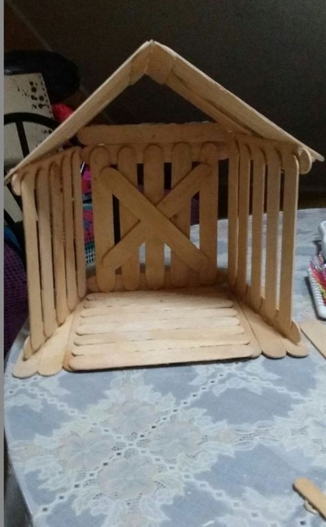 Diy Belen Christmas Nativity Ideas, Betlehem Diy, Pesebres Navidad Ideas, Christmas Nativity Scene Diy, Nativity House, Christmas Crib Ideas, Popsicle Stick Crafts House, Clothespin Diy Crafts, Christmas Tree Village