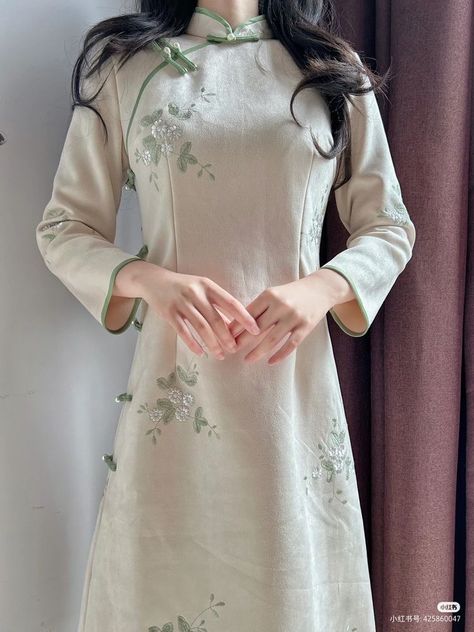 Vietnam Culture, Asian Wedding Makeup, Chinese Qipao, Qipao Cheongsam, Culture Clothing, Qipao Dress, Embroidery Stitches Tutorial, Style Savvy, Pretty Clothes