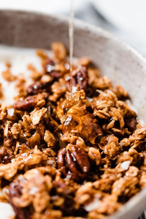 Homemade Pumpkin Granola - Homemade Pumpkin Granola is like a warm, cozy autumn hug in a bowl! It's naturally gluten-free, dairy-free, and vegan and made with real food ingredients like oats, maple syrup, real pumpkin, cinnamon, pecans, and flaky sea salt.  #granola #pumpkin #pumpkinspice #pumpkinrecipes #fallrecipes #veganrecipes #glutenfreerecipes #glutenfreebaking #bluebowlrecipes | bluebowlrecipes.com Granola Homemade, Oatmeal Granola, Easy Homemade Granola, Pumpkin Granola, Granola Clusters, Cinnamon Granola, Vegan Granola, Pumpkin Recipes Healthy, Granola Recipe Homemade