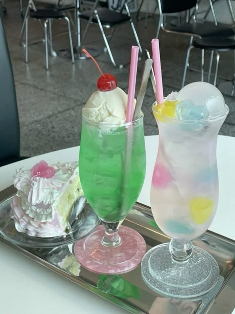 Melon Cream Soda, Soda Float, Melon Soda, Soda Floats, Soda Recipe, Kawaii Cooking, Cute Snacks, Frutiger Aero, Pretty Drinks