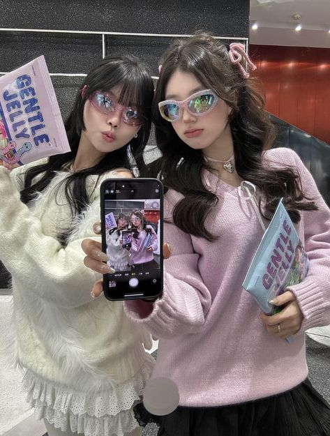 cr xhs | fashion gentle monster glasses Gentle Monster Glasses, Female Friendship, Gentle Monster, Aesthetic Cute, Aesthetic Beauty, Photo Op, Instagram Inspo, Pink Outfit, Summer Trends