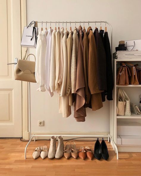 How’s this for a dream closet? 🖤| @heyhegia Minimalist Room, Aesthetic Rooms, Dressing Room Design, Room Inspiration Bedroom, Room Ideas Bedroom, Aesthetic Bedroom, Room Aesthetic, Aesthetic Room Decor, Aesthetic Room