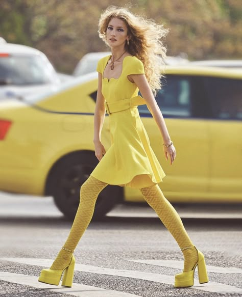 Yellow Tights Outfit, Pink Tights Outfit, Colorful Tights Outfit, Lace Tights Outfit, Yellow Tights, Colored Tights Outfit, Casual Oufits, Pink Tights, Colored Tights