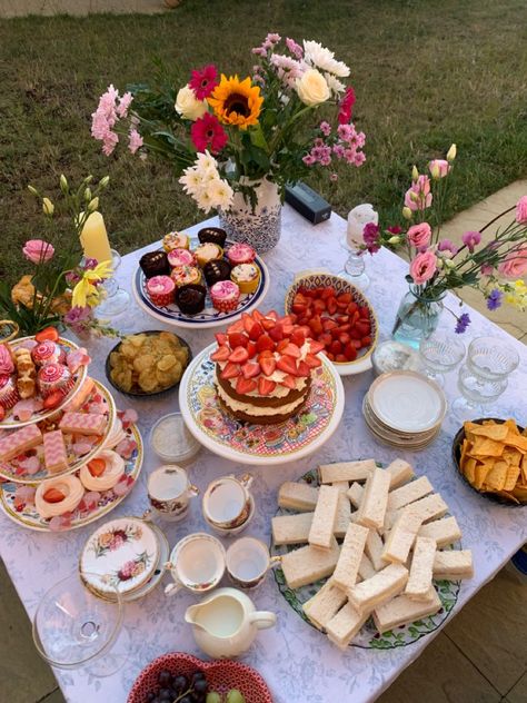 Picnic High Tea, Food Pics Instagram, Ethereal Party, Engagement Food, Recipes Chili, Pasta Bread, Spring Tea Party, Bread Sandwich, Aesthetic Party