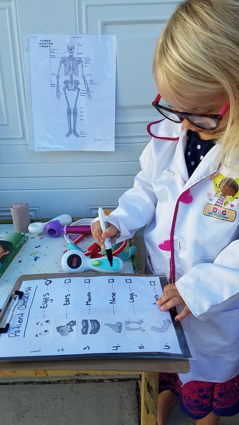 Playing doctor; setting up a doctor's office; dramatic play Preschool Dramatic Play, Doctor Role Play, Office Dramatic Play, Doctor Graduation Gift, Community Helpers Preschool, Kedokteran Gigi, Dramatic Play Preschool, Dramatic Play Area, Playing Doctor