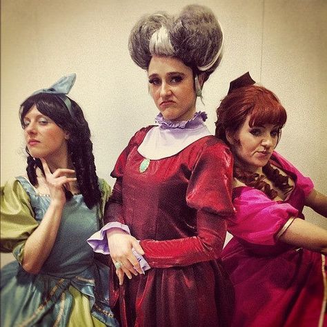 Triple threat: The Evil Stepmother (aka Lady Tremaine) with the Evil Stepsisters Anastasia and Drizella. Disney Villain Halloween Costumes, Stepmother Cinderella, Villain Halloween Costumes, Disney Villain Halloween, Evil Stepsisters, Cinderella Play, Cinderella Halloween Costume, Disney Villain Costumes, Anastasia And Drizella