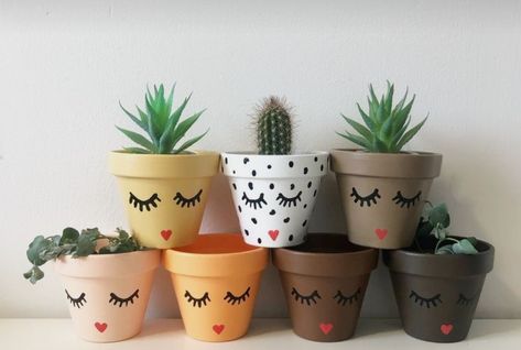 Faces On Pots Terra Cotta, Paint Planters Pots, Plant Pot With Face, Plant Pot Faces Diy, Plant Pots With Faces, Diy Painted Clay Pots, Diy Flower Pots Painted, Diy Small Plant Pots, Mini Plant Pots Craft