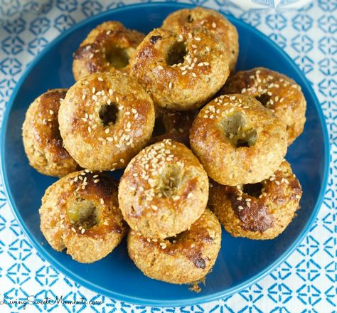 Passover Bagels - Super easy to make and delicious. These Passover rolls are sweet and savory with a sesame topping. Serve them warm on your Pesaj Seder Passover Desserts, Snacks Under 100 Calories, Matzo Meal, Healthy Sweet Snacks, Passover Recipes, Easy No Bake Desserts, Coconut Macaroons, Sweet Moments, Chocolate Ice