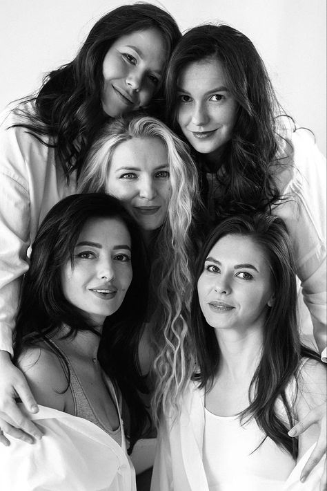 5 Women Photoshoot, Family Photoshoot Mom And Daughters, Poses For Four People Friends, 3 Generations Photoshoot, 5 Friends Photoshoot, Poses For 6 People, Girlfriends Photoshoot Group Shots, Group Of 6 Poses, Group Of Friends Photoshoot